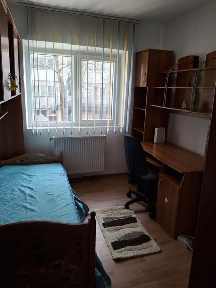 Apartament cu 3 camere semidecomandat în Nord