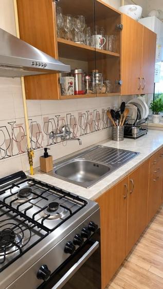 Apartament cu 2 camere semidecomandat, mobilat în Craiovița Nouă