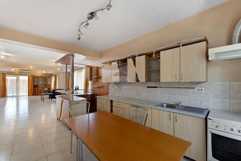 Apartament cu 3 camere decomandat, mobilat în Intim