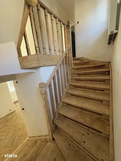Casă cu 8 camere cu Teren 233 Mp în Decebal