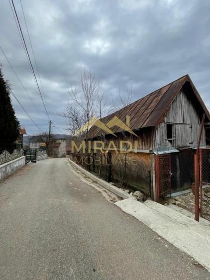 Casă individuală cu 5 camere cu Teren 1990 Mp în Adunați