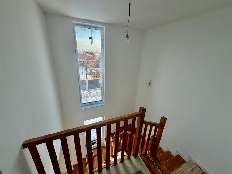 Casă cu 4 camere decomandat cu Teren 600 Mp în Uricani