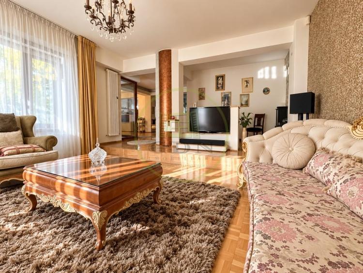 Casă individuală cu 12 camere cu Piscina în Aviației