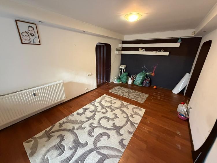 Apartament cu 3 camere semidecomandat în Titan