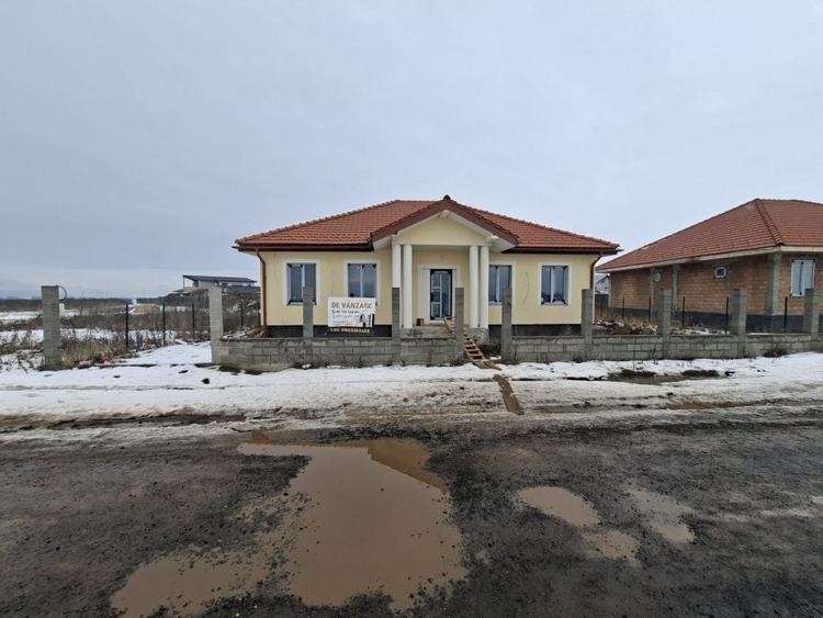 Casă individuală cu 4 camere cu Canalizare în Sânpetru