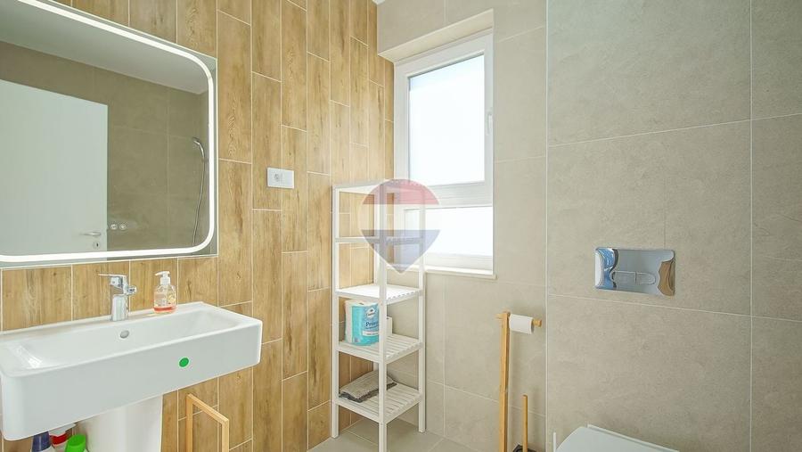 Apartament cu 3 camere semidecomandat, mobilat în Tractorul