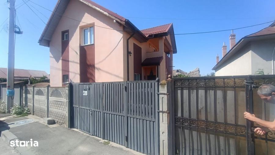 Casă cu 5 camere cu Teren 250 Mp în Cernele