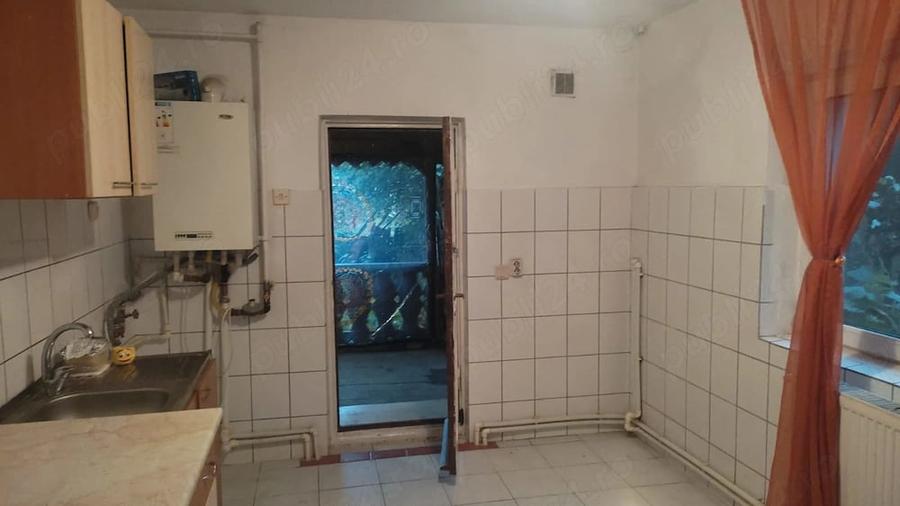 Apartament cu 3 camere semidecomandat în Km 5