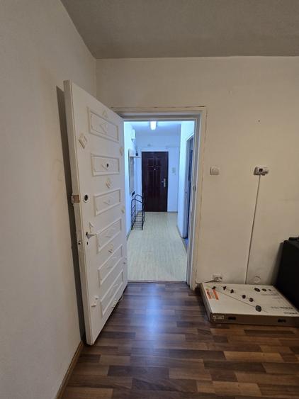 Apartament cu 2 camere decomandat în Tractorul