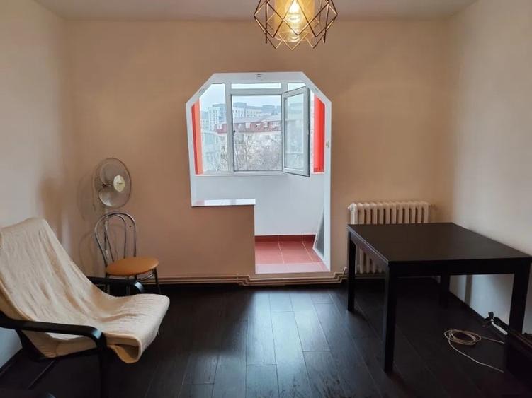 Apartament cu 3 camere semidecomandat, mobilat în Baza 3