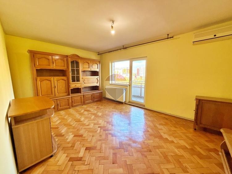 Apartament cu 3 camere decomandat, mobilat în Intim
