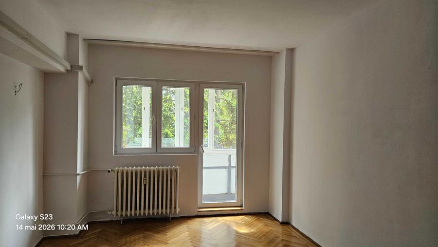 Apartament cu 3 camere semidecomandat în Moșilor