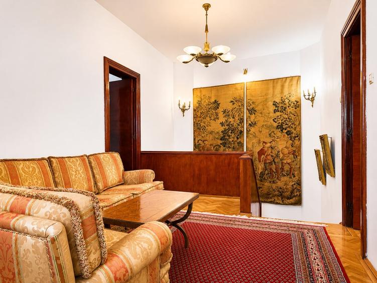 Casă individuală cu 12 camere cu Canalizare în Central