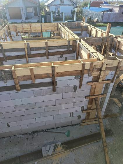 Casă cu 2 camere decomandat cu Teren 1000 Mp în Central