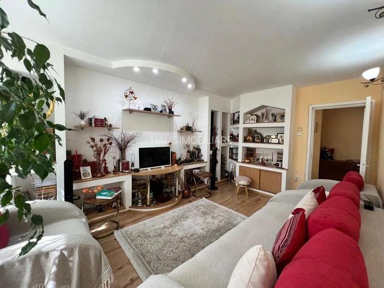 Apartament cu 3 camere decomandat în Far