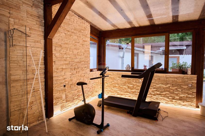 Casă cu 9 camere cu Teren 4800 Mp în Central