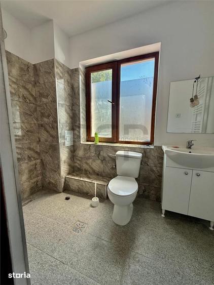 Casă cu 8 camere cu Teren 50 Mp în Vitan