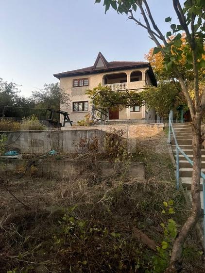 Casă individuală cu 4 camere cu Piscina în Bucovăț
