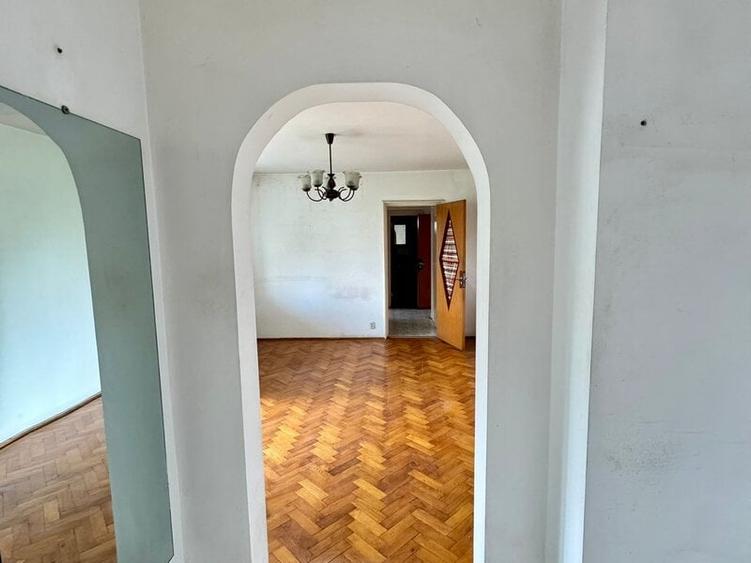 Apartament cu 3 camere semidecomandat în Berceni