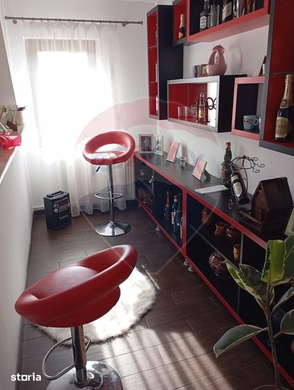 Casă cu 7 camere cu Teren 1183 Mp în Central