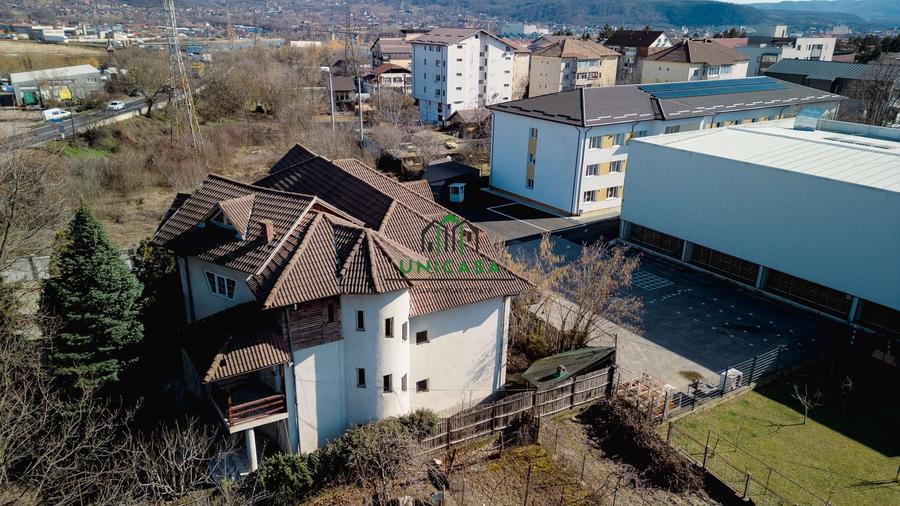 Casă individuală cu 7 camere cu Canalizare în Cartierul Nord