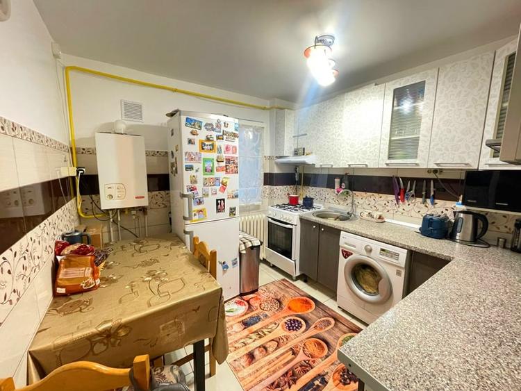 Apartament cu 2 camere semidecomandat, mobilat în Podul de Piatră