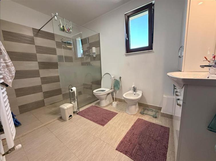 Duplex cu 5 camere cu Canalizare în Sânpetru