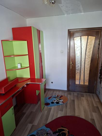 Apartament cu 3 camere decomandat în Racova
