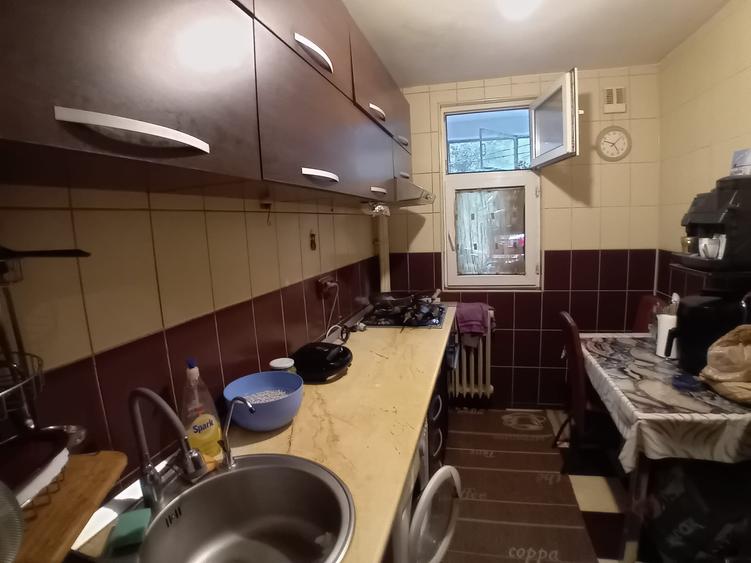 Apartament cu 3 camere decomandat în Berceni