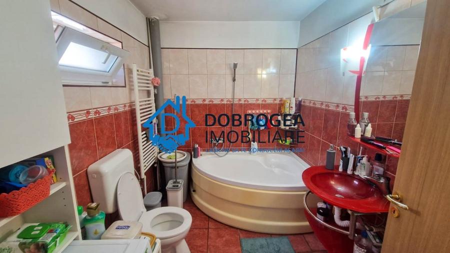 Casă individuală cu 6 camere cu Canalizare în Central