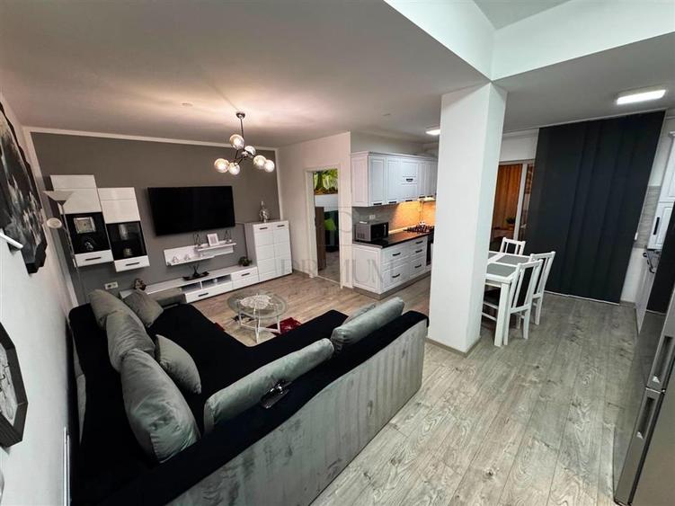 Apartament cu 3 camere semidecomandat în Soarelui