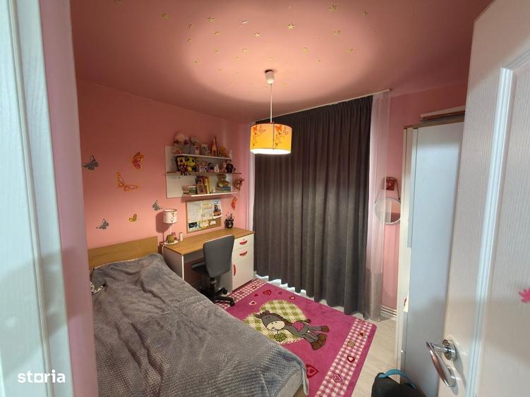 Apartament cu 4 camere decomandat în Periferie