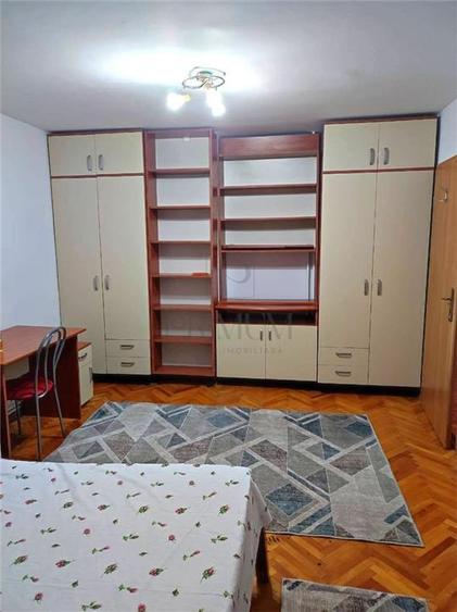 Apartament cu 4 camere decomandat în Lipovei