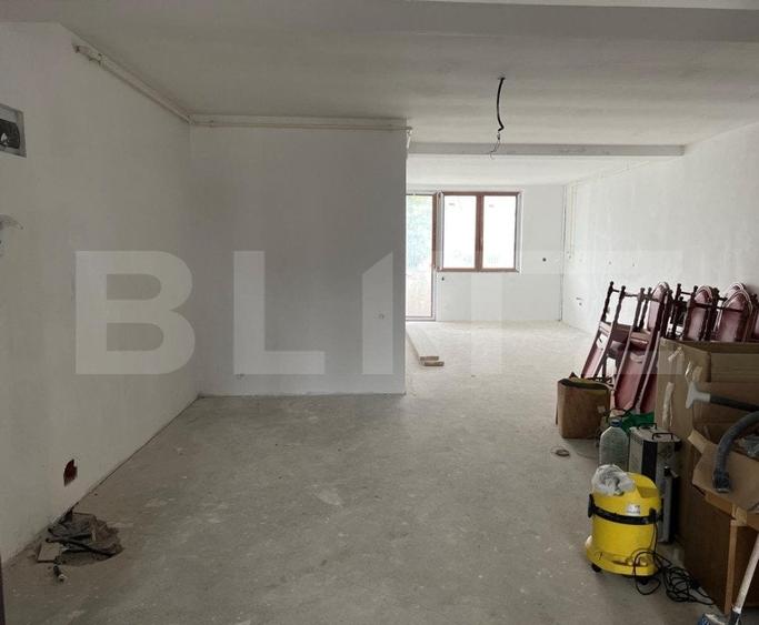 Apartament cu 3 camere semidecomandat în Careiului