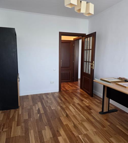 Penthouse cu 5 camere semidecomandat, mobilat în Aviației
