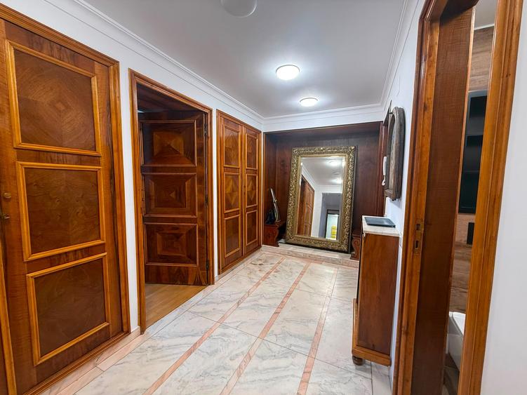 Apartament cu 4 camere în P-ța Universității