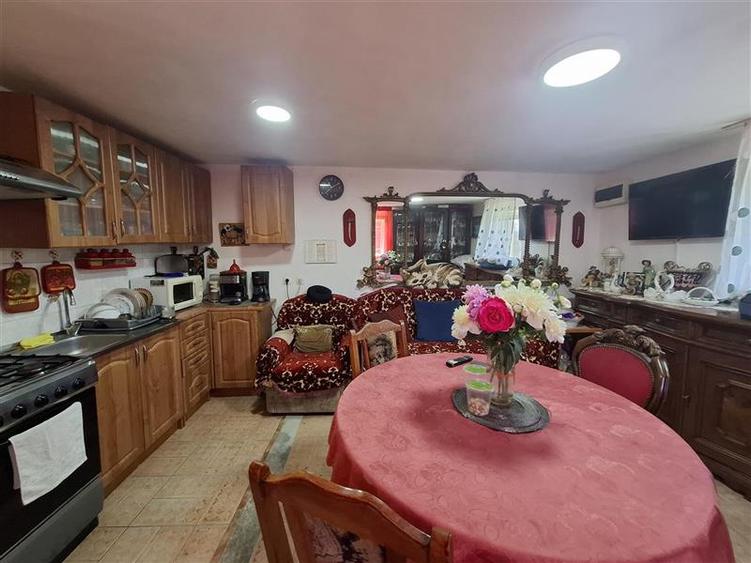 Casă individuală cu 2 camere cu Canalizare în Vest
