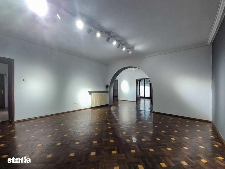 Apartament cu 4 camere decomandat în Romană