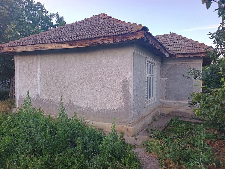 Casă cu 3 camere cu Teren 2500 Mp în Central