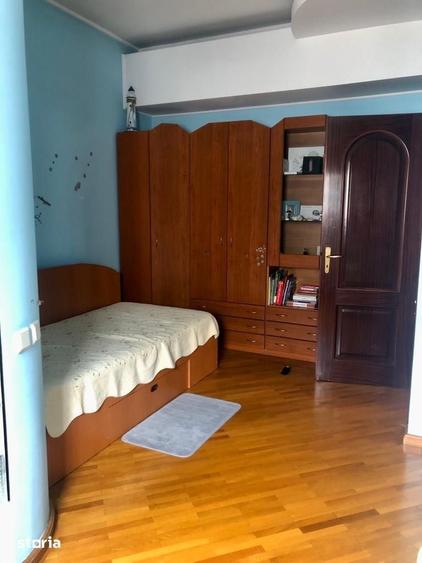 Casă cu 5 camere cu Teren 320 Mp în Vatra Luminoasă