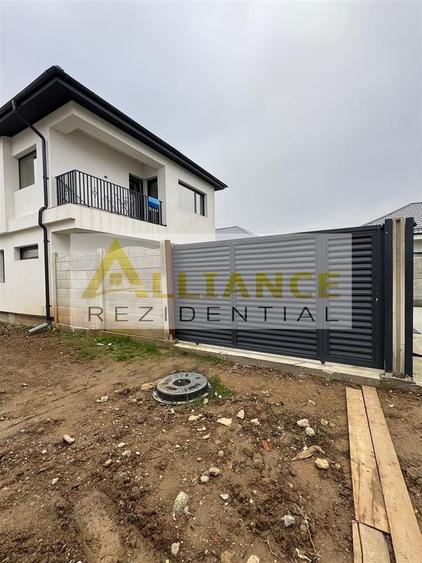 Duplex cu 4 camere decomandat cu Canalizare în Central