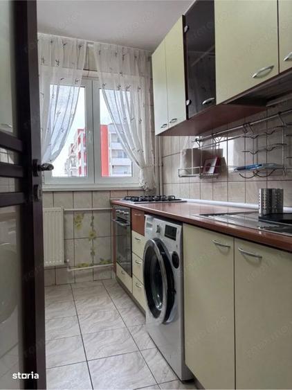 Apartament cu 3 camere semidecomandat, mobilat în Dristor