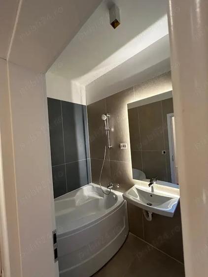 Apartament cu 3 camere semidecomandat în Aradului