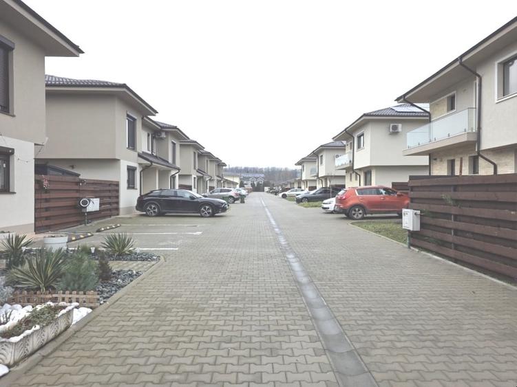 Duplex cu 5 camere cu Canalizare în Corbeanca