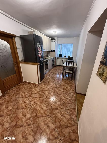 Apartament cu 3 camere decomandat în Tei
