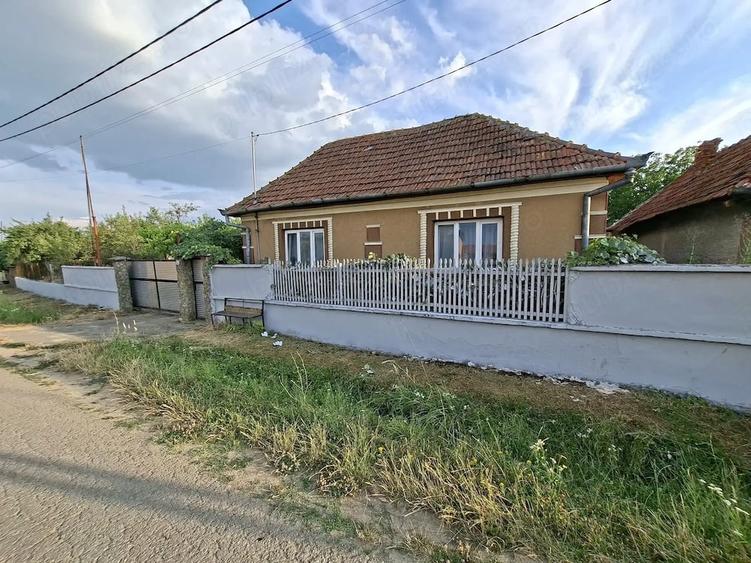 Casă cu 4 camere cu Teren 3000 Mp în Exterior Vest