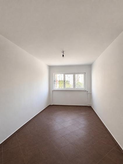 Apartament cu 3 camere semidecomandat în Gorjului