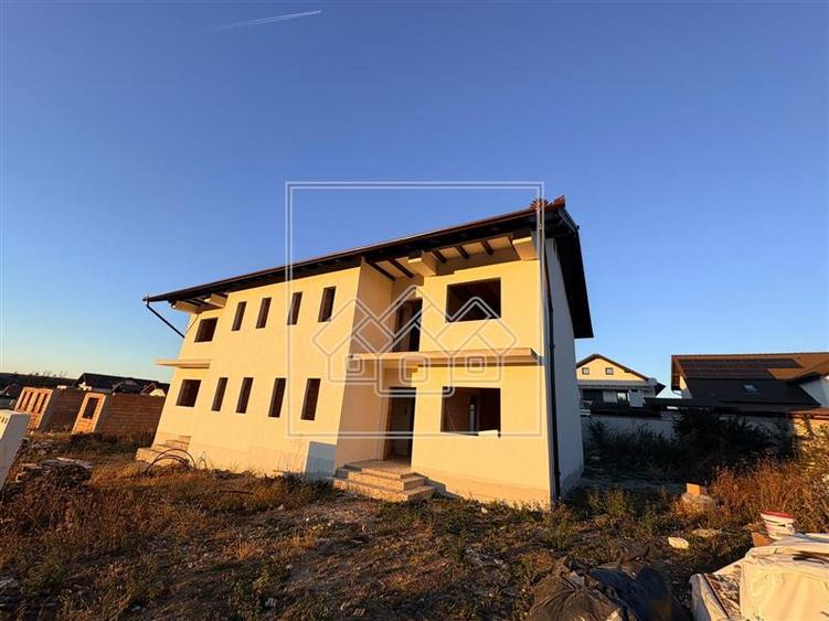 Duplex cu 4 camere cu Teren 250 Mp în Șelimbăr
