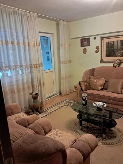Apartament cu 3 camere semidecomandat în Exterior Vest