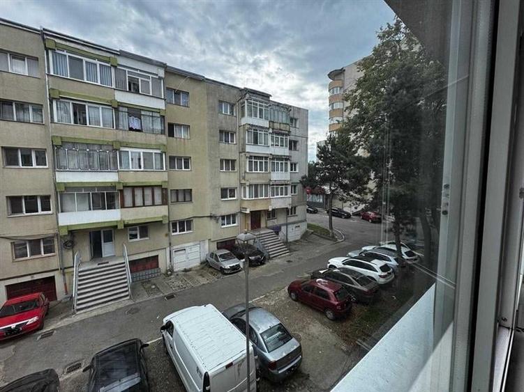 Apartament cu 3 camere semidecomandat în George Enescu